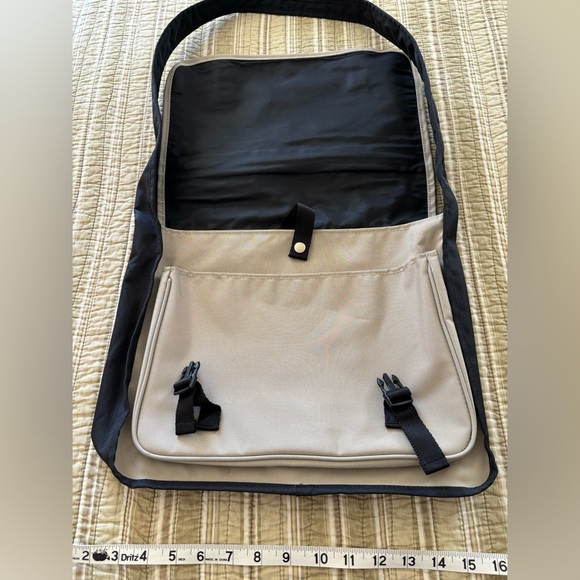 Kenneth Cole Reaction Messenger/Crossbody Bag - Picture 6 of 15